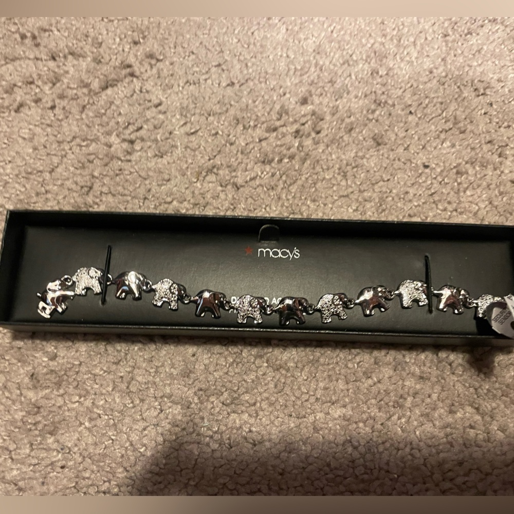 Woman’s Silver Elephant Bracelet NWT